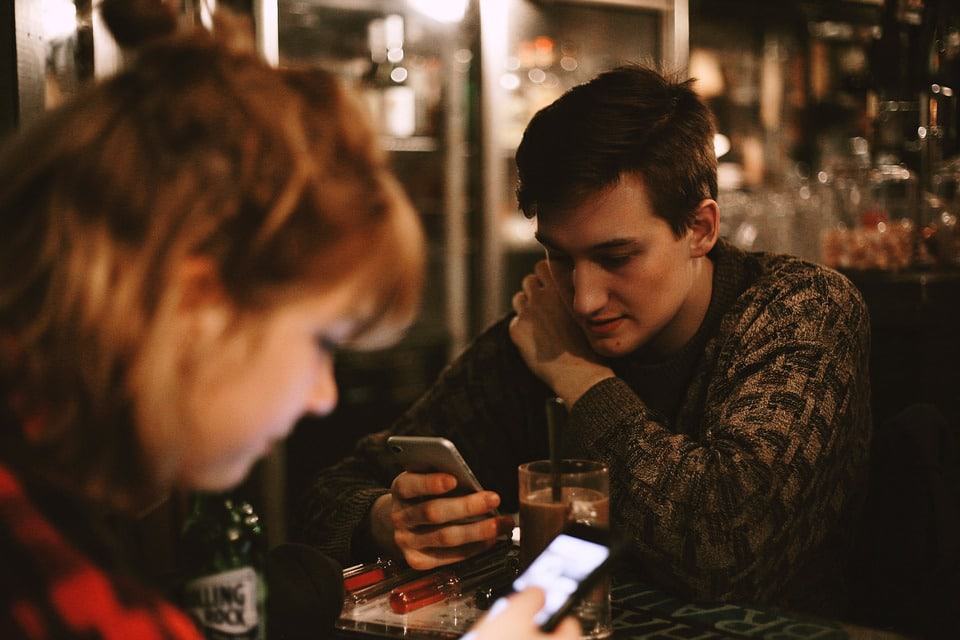 How to Talk to Girls on Tinder: (A Woman’s Guide)